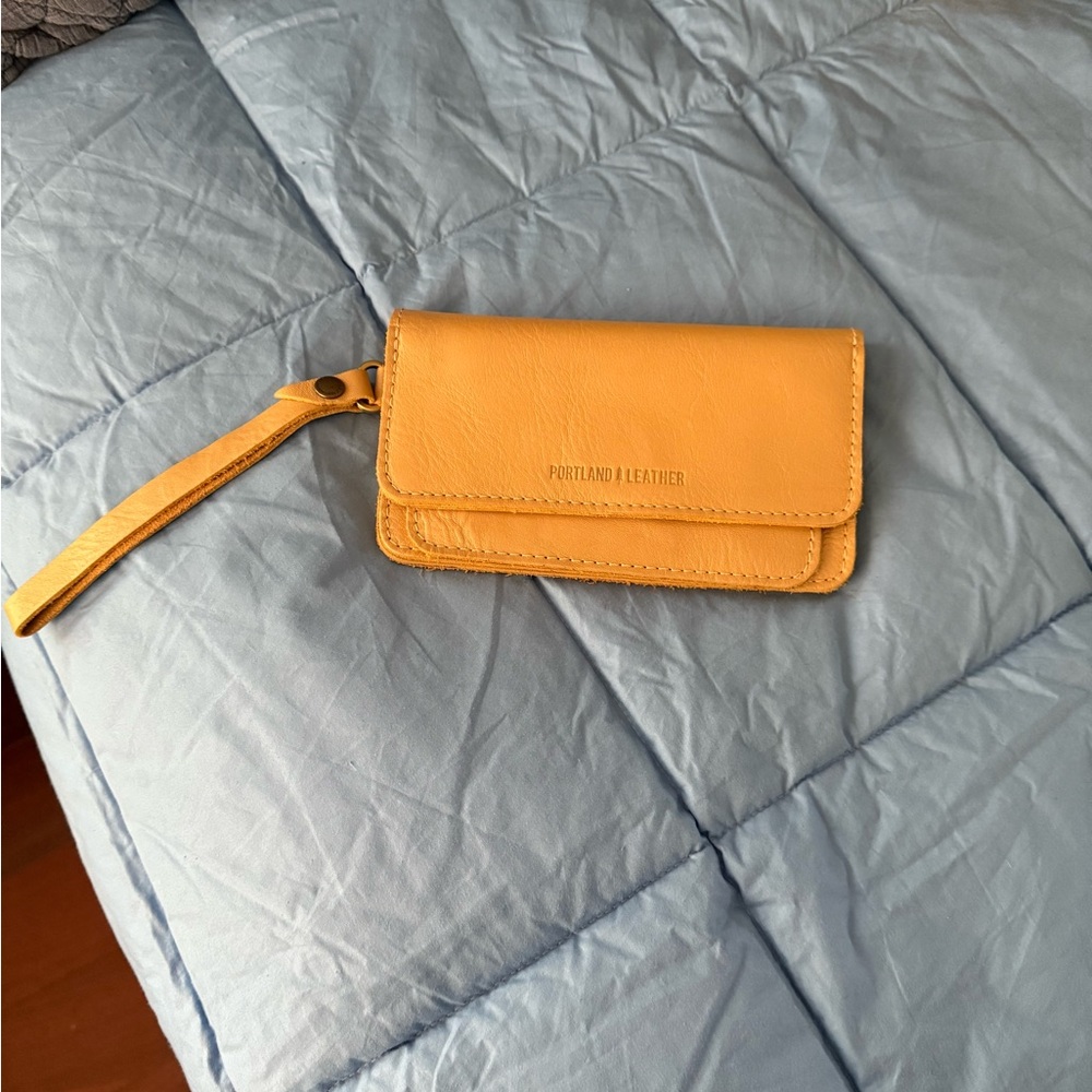 Portland Leather Lily Wristlet in champagne